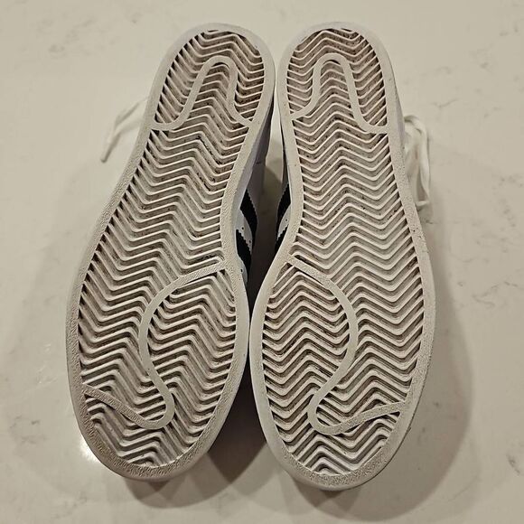 Adidas Superstar. Youth size 6. - Picture 7 of 8